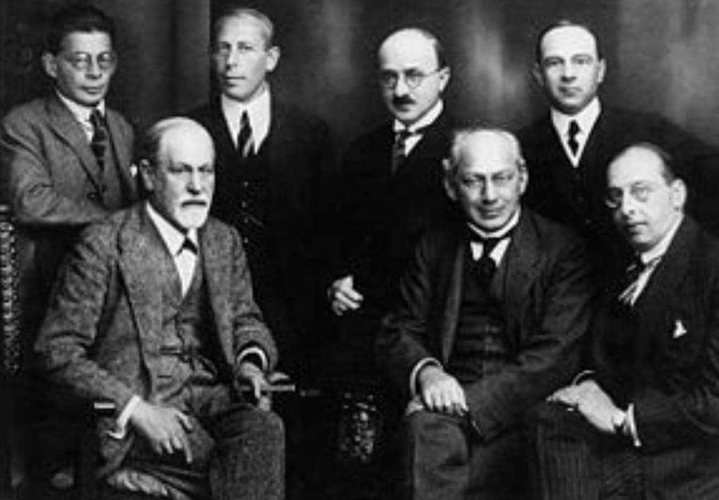 MIENTRAS FREUD DISECCIONA: APOSTILLAS DE UNA LECTURA DEL YO Y EL ELLO